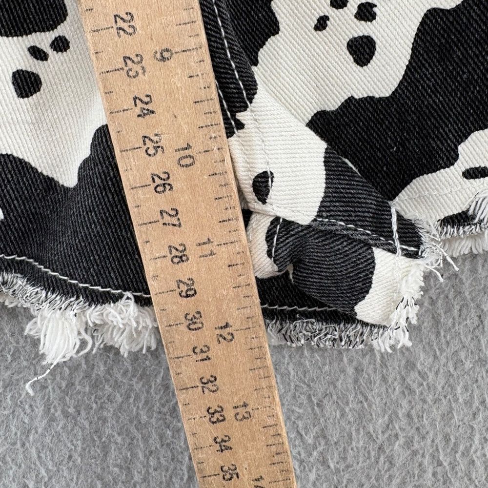 POL Cow Print Distressed High Rise Denim Shorts Women’s Small - Picture 7 of 11